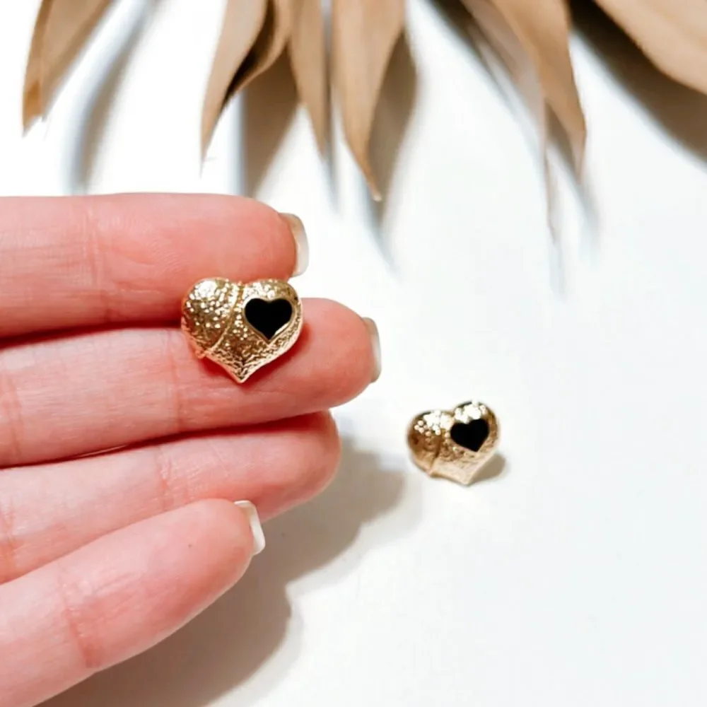 gold heart stud earrings H153